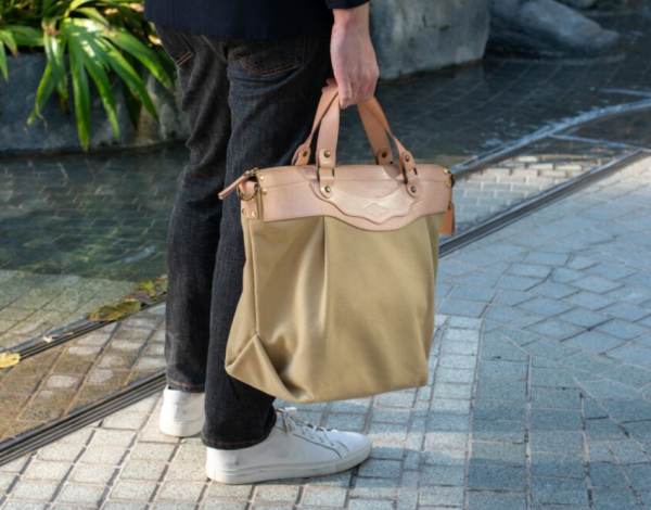 Tas tote dengan aksen tali kulit yang unik